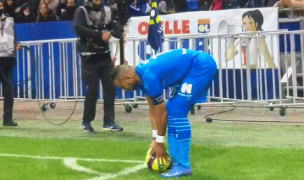 致敬蓝军传奇，库库雷利亚度假时身穿德罗巴球衣（库库雷利亚度假穿德罗巴战袍，向蓝军传奇致敬）