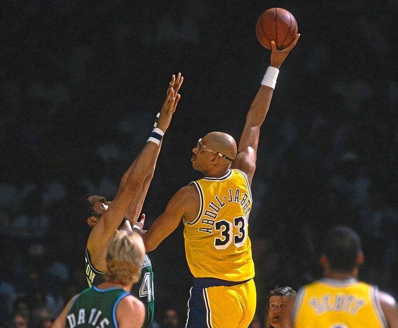 伦纳德24中15空砍赛季新高39分，仍未能带队取胜（伦纳德24投15中轰赛季新高39分仍难救主，球队无奈败北）