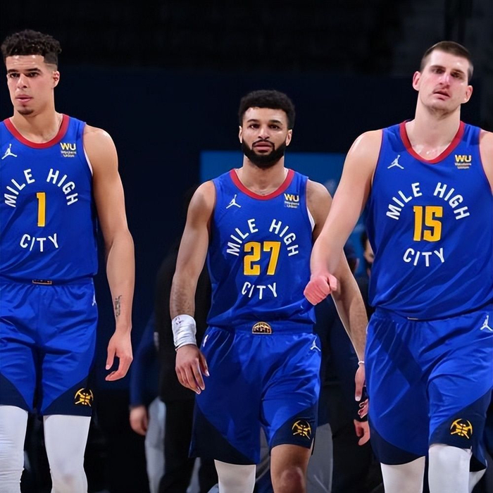 有爱!梁靖崑1-2不敌小勒布伦一脸惊讶,孙颖莎微笑着帮他复盘失利（暖心一幕：梁靖崑1-2负小勒布伦露出错愕，孙颖莎笑着陪他复盘）