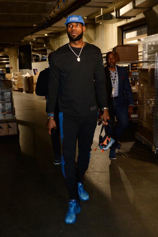 墨尔本凤凰半场三分15中2，仅得26分&落后14分（墨尔本凤凰半场仅26分，三分15投仅2中，落后14分）