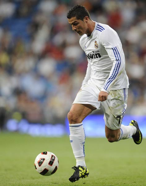 詹姆斯失误引发争议，湖蜜怒斥（詹皇关键失误掀起争议，湖人球迷愤怒抨击）