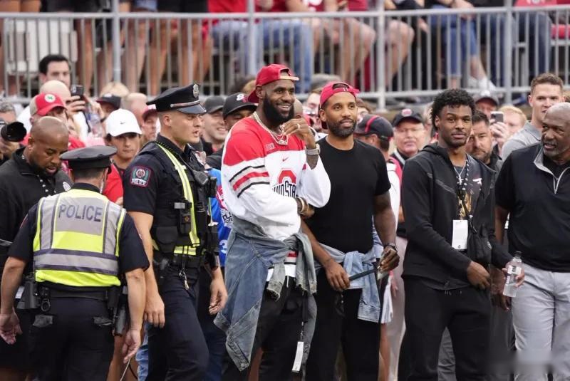 卡拉格：球迷们高喊斯洛特令人动容，在获胜后我真心为他开心（卡拉格：球迷为斯洛特的呼声令人动容，赢球后我由衷替他高兴）