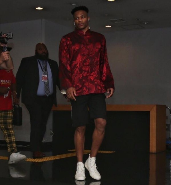 谢文能晒与妻子参观伯纳乌照片：再一次回来有了不一样的感觉（谢文能携妻重游伯纳乌晒照：再回此地感受已不同）