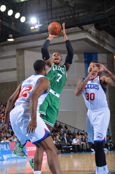 足球国足队内对抗赛出现精彩世界波（国足队内对抗赛上演精彩世界波）